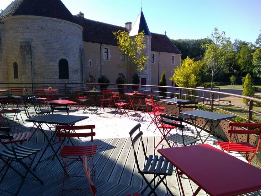 terrasse du gite du prieuré d'yron à cloyes sur le loir